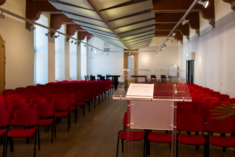 Podium Grote zaal de Kanselerij Leeuwaren